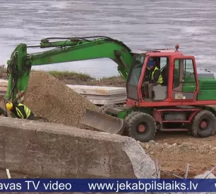Pēc ziemas pārtraukuma Jēkabpilī atsāk Daugavas aizsargdambja remontu