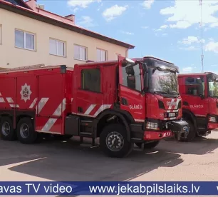 Jēkabpils ugunsdzēsēji saņem divas jaunas ugunsdzēsības mašīnas