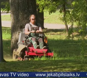 Jēkabpilī zāles pļaušanas darbi uzsākušies salīdzinoši vēlu