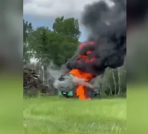 Deg smagā automašīna