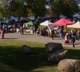 Miķeļdienas gadatirgū Jēkabpilī – andele, resnāko ķirbju konkurss un priekšnesumi