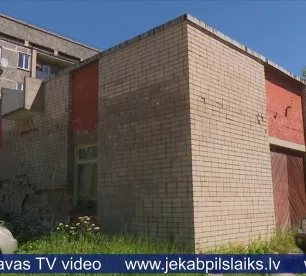 Madonas ielas mikrorajona iedzīvotāji sūdzas par bīstamu ēku