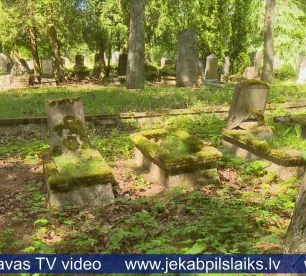 Nezāles, atkritumi un pat šļirces – realitāte ebreju kapos Jēkabpilī