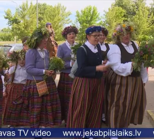 Ar braucienu zirga pajūgā Salā ielīgo Jāņus