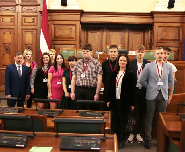 Aknīstes vidusskolēni dodas uz Saeimu un Valsts prezidenta pili