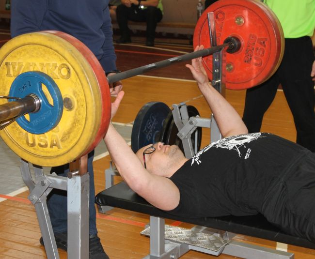 Jēkabpilī norisinās iesācēju kauss svaru stieņa spiešanā guļus
