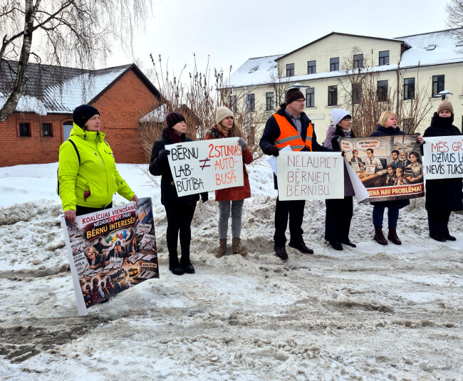 Jēkabpils novadā piketē pret skolu slēgšanu – domes sēdē reforma atbalstīta