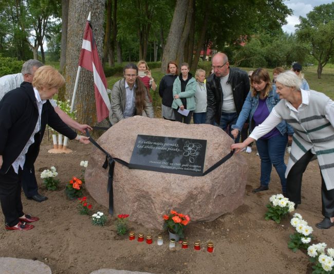 Dignājā atklāts piemiņas akmens deportētajiem pagasta iedzīvotājiem