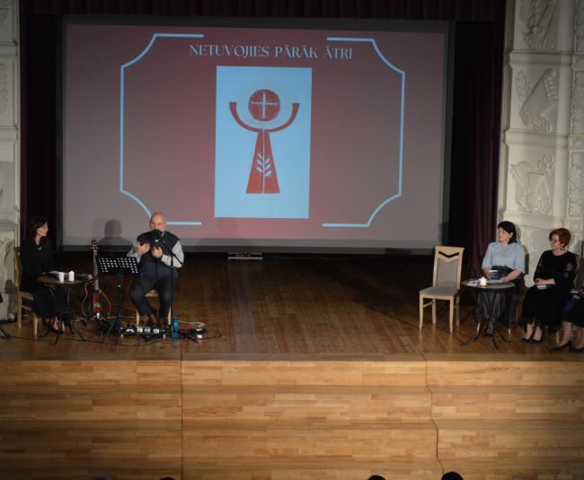 Pļaviņās atver Pāvila Kamolas dzejoļu krājumu “Vīna pagrabā”