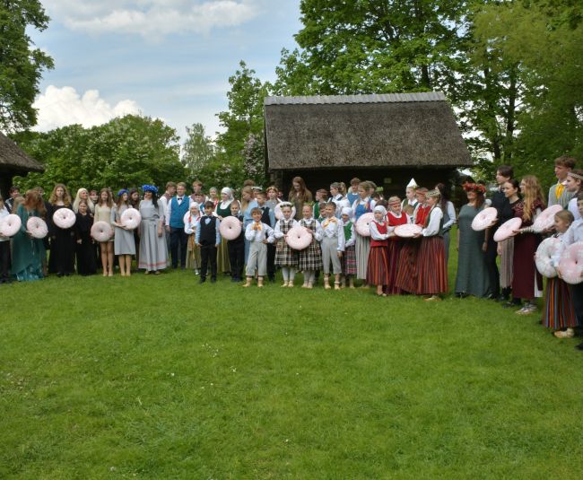 Jēkabpils novadā aizvadīta dziesmu un deju svētku aktivitāte “Savīšanās ceļš”