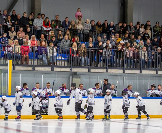 “Roks & hokejs” pulcē gan jaunos hokejistus, gan Latvijas izlases leģendas