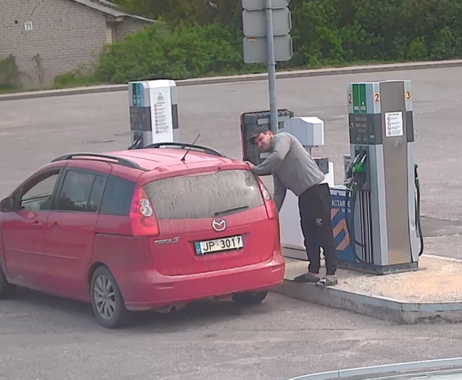 Aknīstē vīrietis apzog degvielas uzpildes staciju