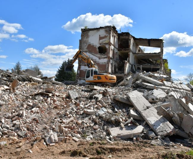 Jēkabpilī demontē daudzdzīvokļu mājas graustu Madonas ielā
