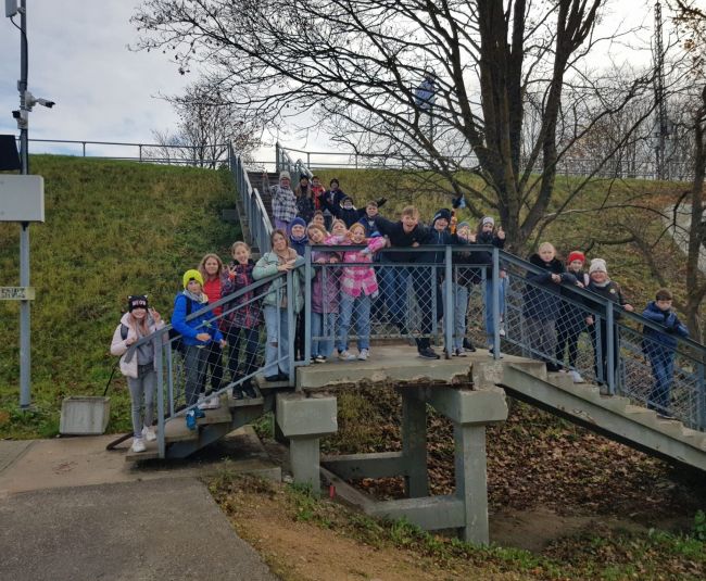 Skolēni dodas kilometru un pakāpienu krāšanas izaicinājumā