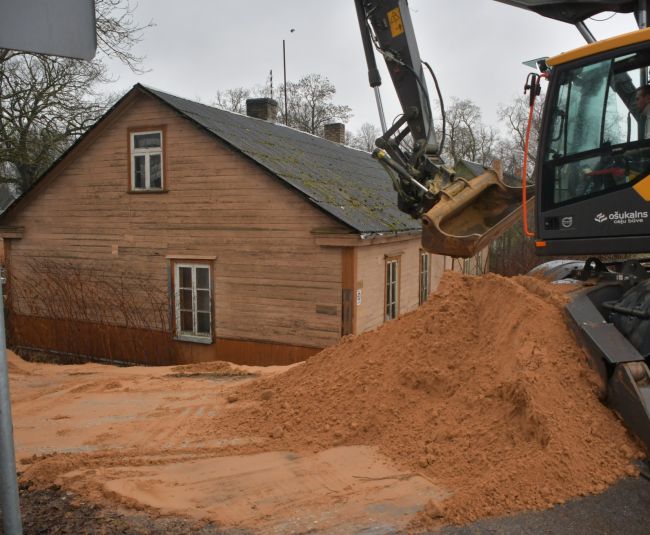 Daugavas aizsargdambim radušās sūces; dienesti veic dambja stiprināšanu