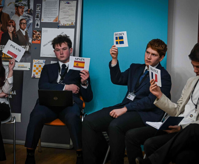 Ģimnāzisti ieņem Eiropas Parlamenta deputātu lomas un diskutē par Eiropas nākotni