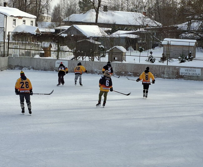 Viesītē aizvadīts starptautisks āra hokeja turnīrs – pārstāvētas 10 komandas