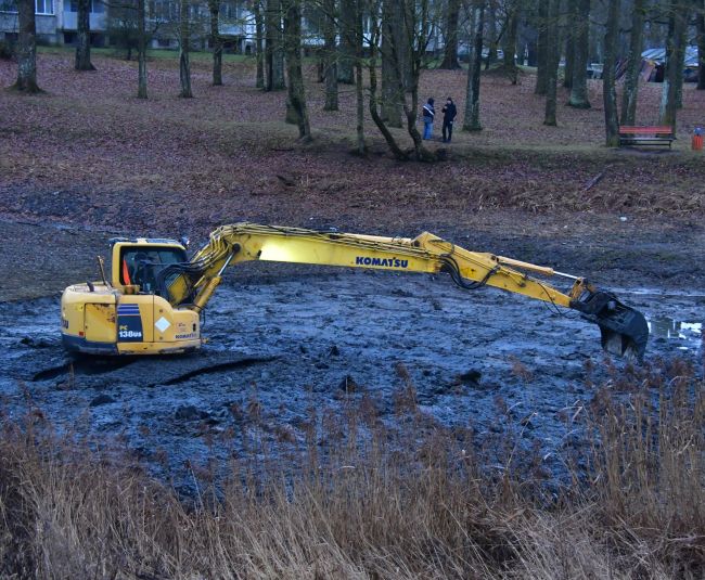 Pils dīķis tiek attīrīts no dūņu masas