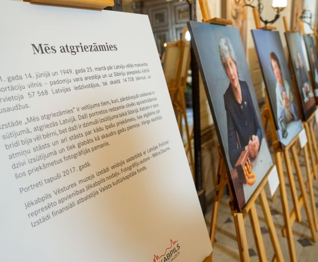 Saeimā atklāta Jēkabpils Vēstures muzeja izstāde “Mēs atgriezāmies”