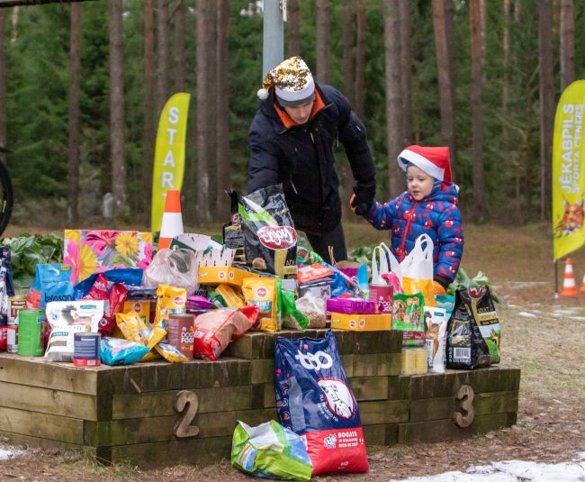 Vecgada skrējienā Jēkabpilī devās aptuveni 100 dalībnieku