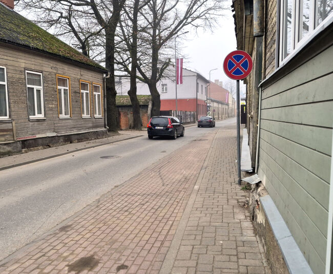 Jēkabpilī “Lexus” vadītājs sabojā citu auto un dzīvojamās mājas sienu