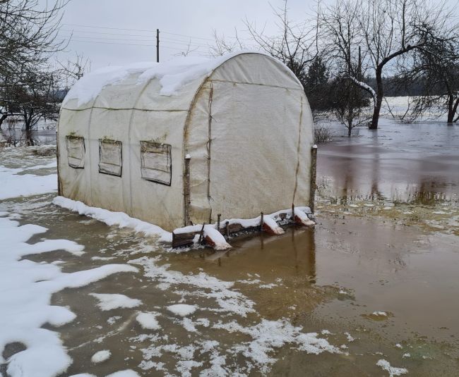 Applūdušas vasarnīcas pie Zeļķu tilta, plūdi skar arī vairākas dzīvojamās mājas