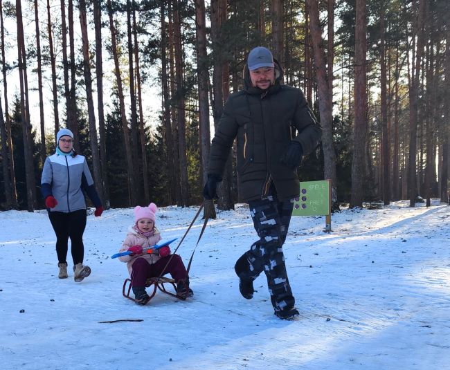 Ģimeņu sportiskajā izaicinājumā ziemas priekus bauda 10 komandas