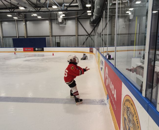 Sacensībās “Jautrās slidas” prasmes pārbauda 24 dalībnieki