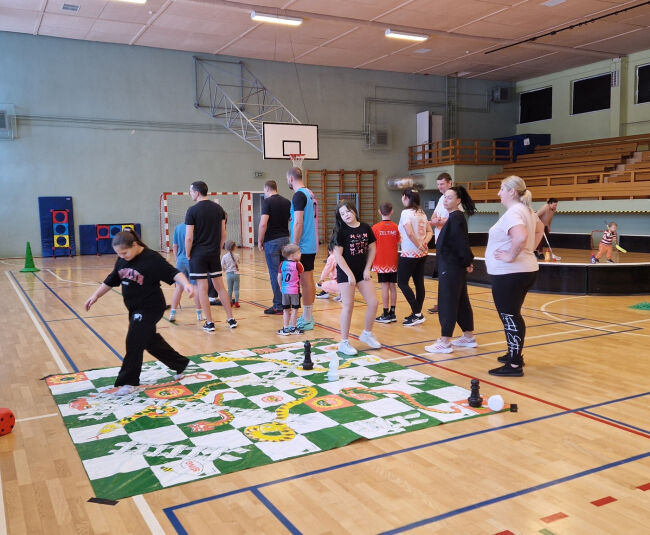 Salā 10 ģimenes pieveic pirmo Sportisko ģimeņu izaicinājumu