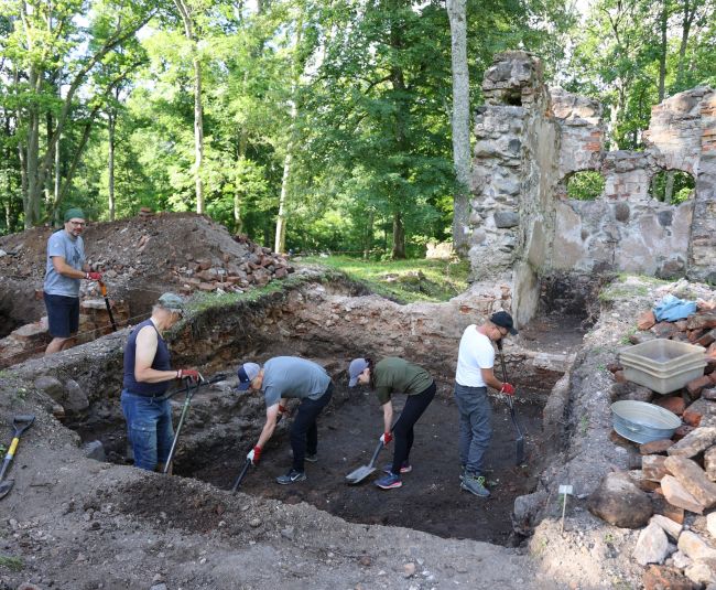Studenti pēta Zasas muižas pagātni: atrasti krāsns podiņi un flīzes