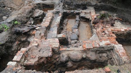 Studenti pēta Zasas muižas pagātni: atrasti krāsns podiņi un flīzes 