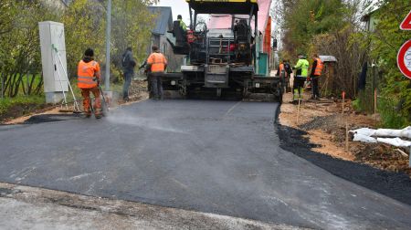 Svētki Parka ielā – ieklāts asfalta segums 