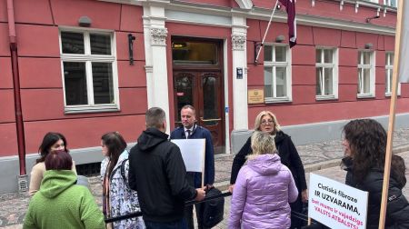 Cistiskās fibrozes pacientu vecāki pulcējas pie Saeimas