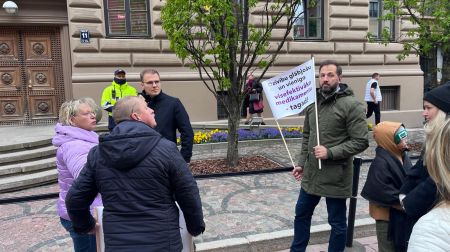 Cistiskās fibrozes pacientu vecāki pulcējas pie Saeimas