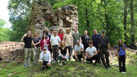 Studenti pēta Zasas muižas pagātni: atrasti krāsns podiņi un flīzes 