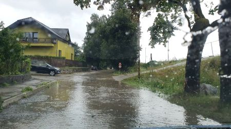 Jēkabpilī applūst ielas un stāvlaukumi