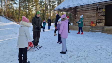 Ģimeņu sportiskajā izaicinājumā ziemas priekus bauda 10 komandas