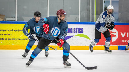 Jēkabpils novada atklātajā hokeja čempionātā laurus plūc “Logi un durvis”