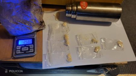 Policija Līvānos konfiscē amfetamīnu un 4600 nelegālo cigarešu