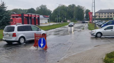 Jēkabpilī applūst ielas un stāvlaukumi