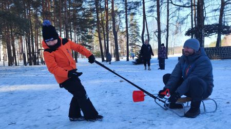 Ģimeņu sportiskajā izaicinājumā ziemas priekus bauda 10 komandas