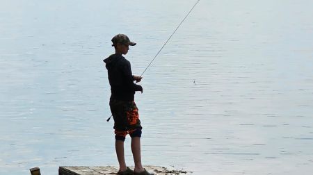 Radžu ūdenskrātuves makšķerēšanas sacensībās lielāko lomu gūst sieviete 