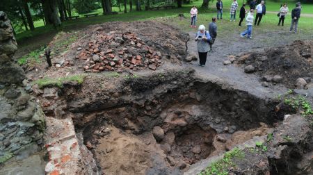 Studenti pēta Zasas muižas pagātni: atrasti krāsns podiņi un flīzes 