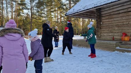 Ģimeņu sportiskajā izaicinājumā ziemas priekus bauda 10 komandas