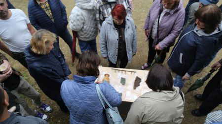 Studenti pēta Zasas muižas pagātni: atrasti krāsns podiņi un flīzes 