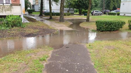 Jēkabpilī applūst ielas un stāvlaukumi