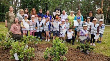 Līvānos “Rūķīši” papildina rododendru dārzu