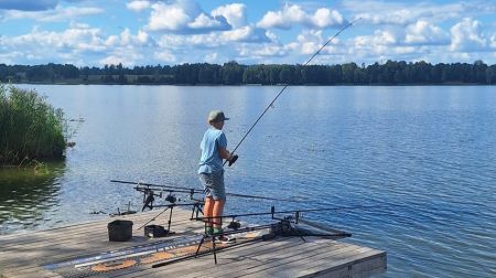 Bērni un jaunieši Baļotes ezerā apguva makšķerēšanas pamatus