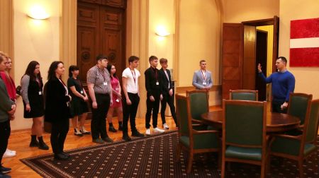 Aknīstes vidusskolēni dodas uz Saeimu un Valsts prezidenta pili