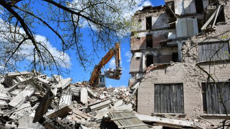 Demontē graustu Madonas ielā 27B